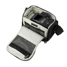 Crumpler BC-S-001 Banana Cube S Black for Mirror/Bridge Cameras with short zoom lens  ، تحميل الصورة في عارض المعرض

